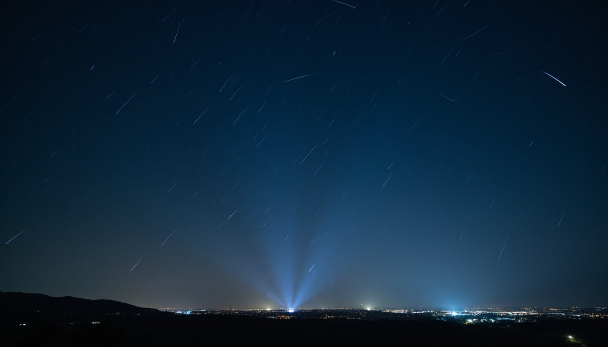 Lluvia de meteoros iluminando el cielo nocturno sobre León con estrellas visibles